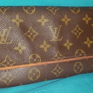 Louis Vuitton pouchette